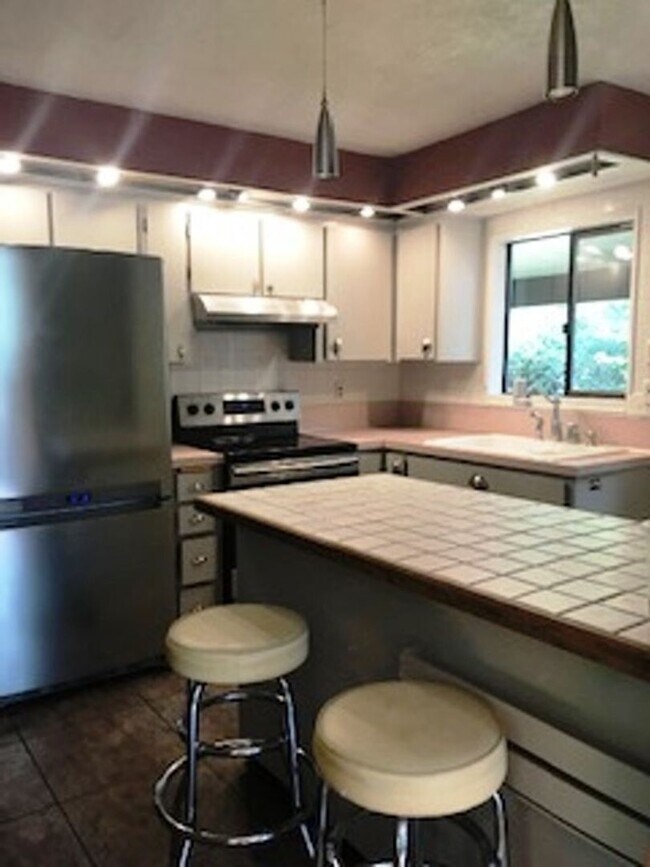Building Photo - 3Bd/2Ba Single Story Home-Available soon!