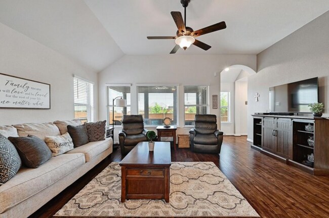 Building Photo - Spacious Sunfield 3 bedroom