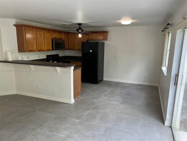 Foto del edificio - 11627 NW 23rd Ct