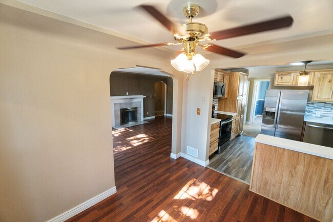 Building Photo - 2527 W Walton Ave