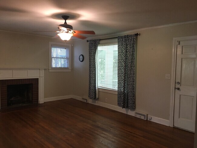 Foto del edificio - Adorable 2 bedroom, 1 bath home with an upstairs apartment!