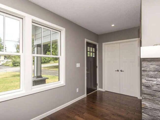 Foto del edificio - Gorgeous 5-Bed, 6-Bath Luxury Home in Prime Edina – Available September 1