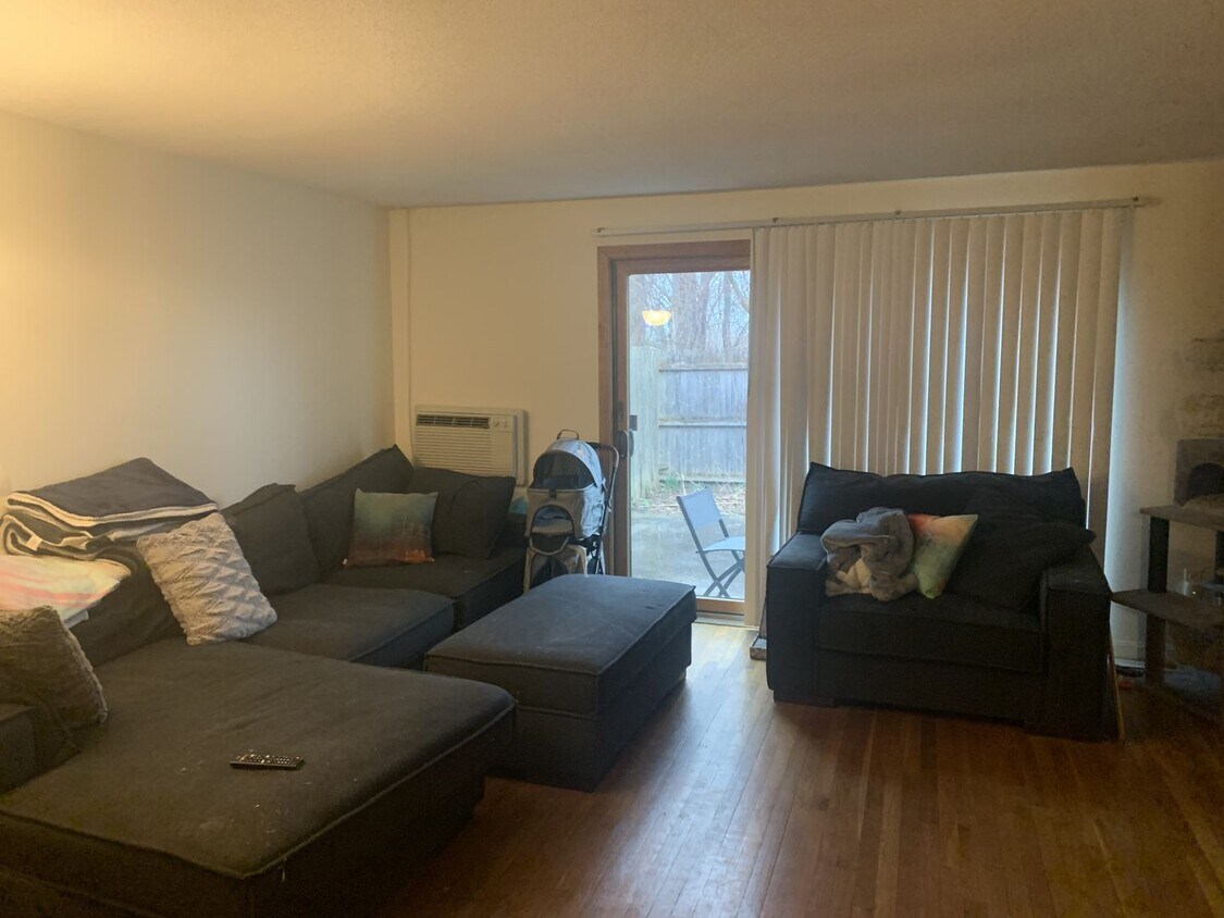 Foto principal - 2 Bedroom 1.5 Bathroom Unit in Webster Court