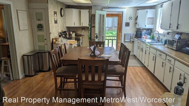 Building Photo - 4 br, 2.5 bath House - 12 Oak Street Terrace