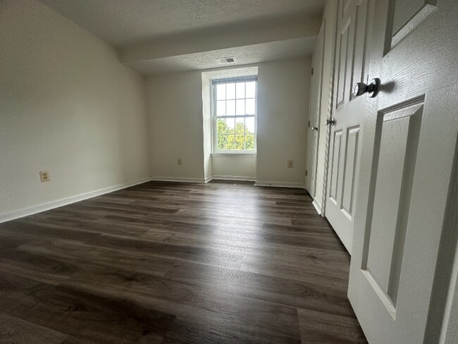 Building Photo - 301 Palmspring Dr