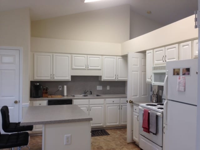 15'8" x 15'6" kitchen - 3923 Cloverwood Meadow Ln