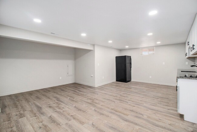 Building Photo - Garden Level 2 Bed, 1 Bath Duplex Availabl...