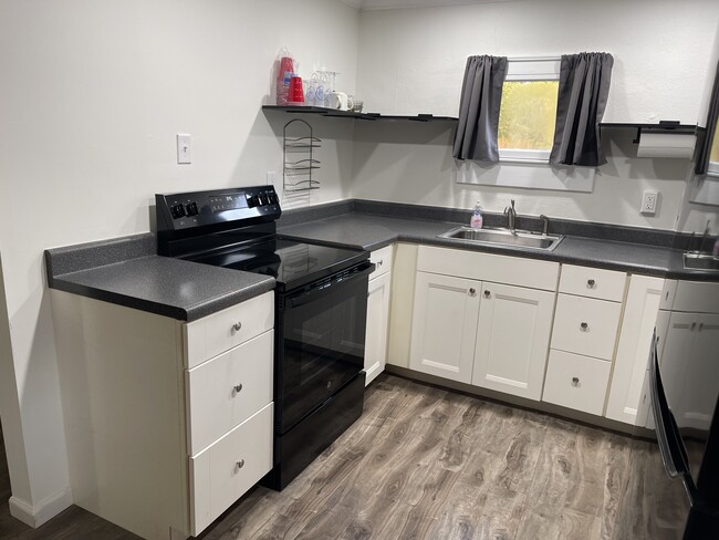 Cocina con encimera de cristal de tamaño completo - 110 W 6th St