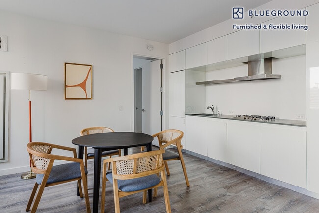 Foto del edificio - 70 W 45th St