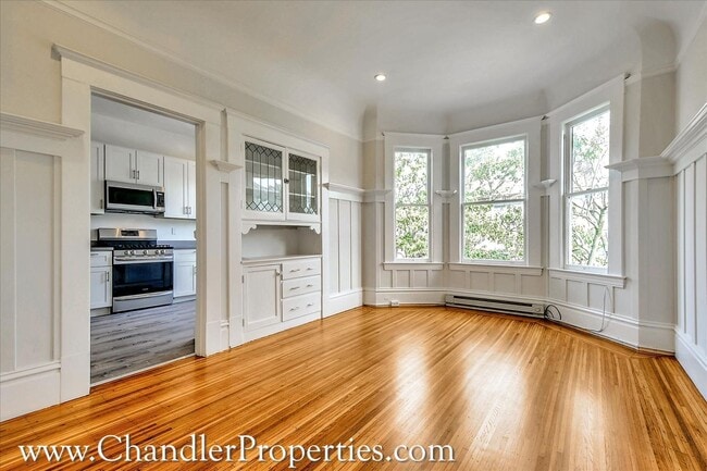 Building Photo - Bright & Sunny 2 Bedroom Flat with On-Site Laundry | Small Bonus Space