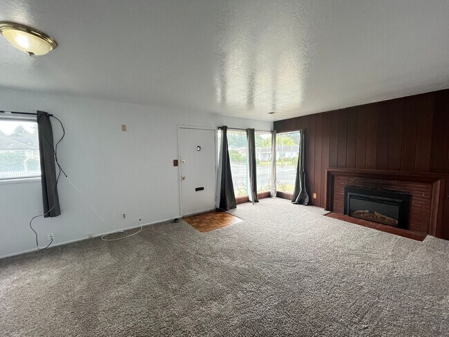 Building Photo - 2/1 House in Central Eureka with Large Yar...