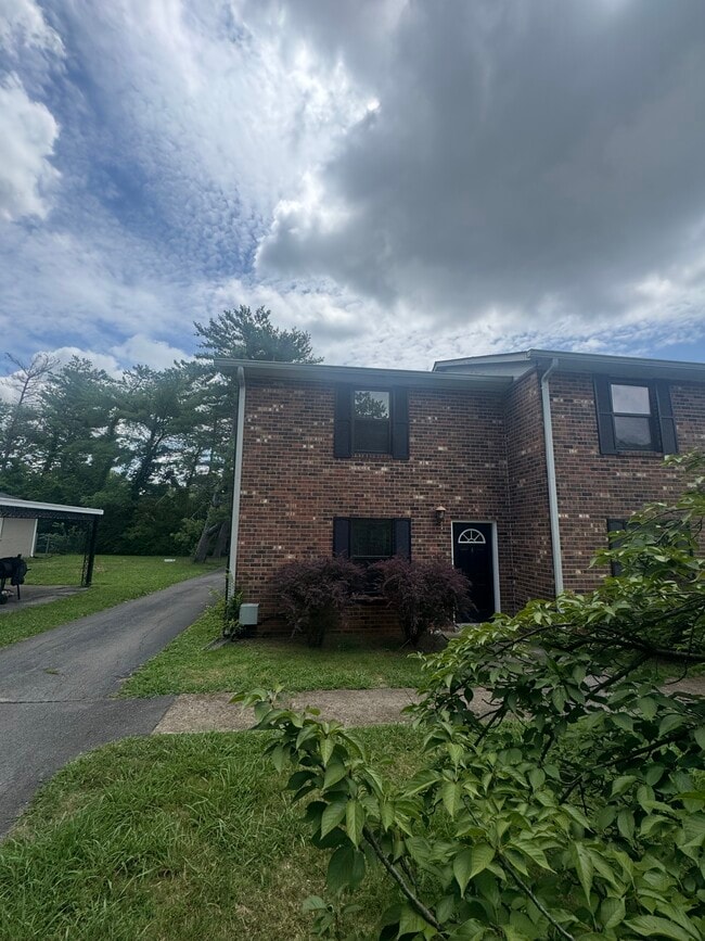 Building Photo - 1306 Huntington Dr