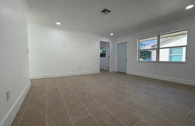 Photo - 736 Neil Rd House