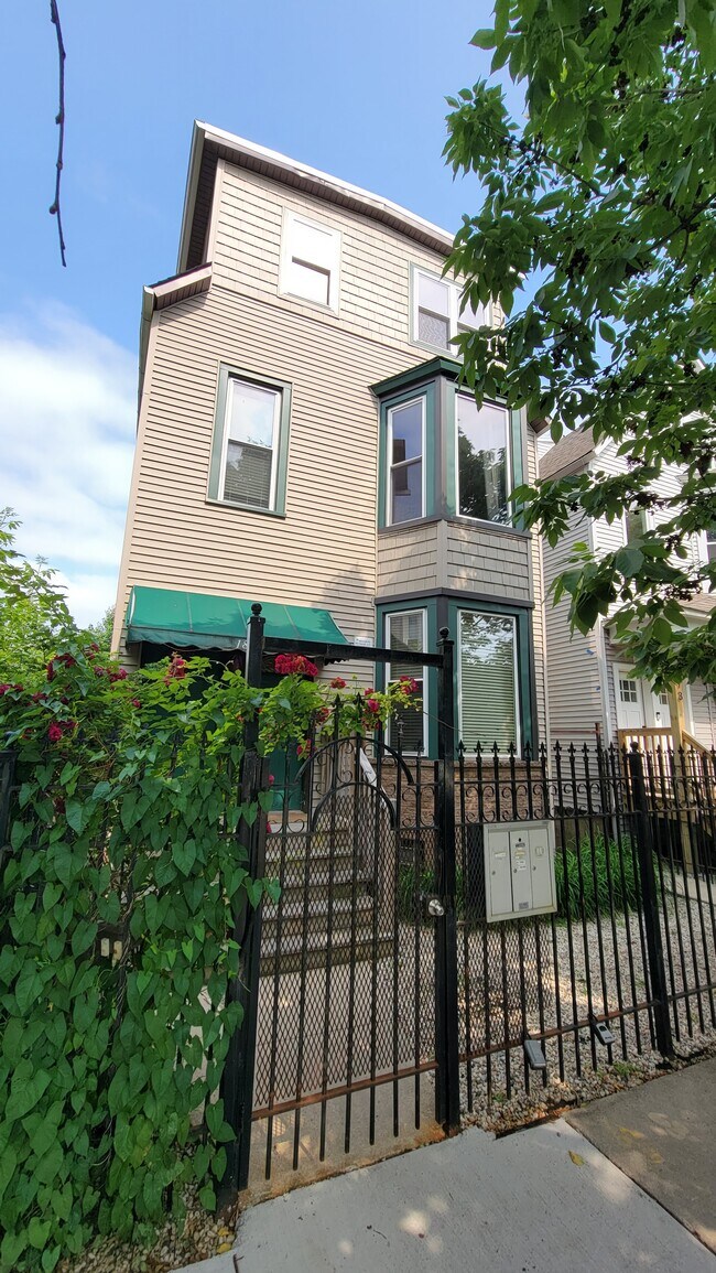 Foto del edificio - 1817 N Kedzie Ave