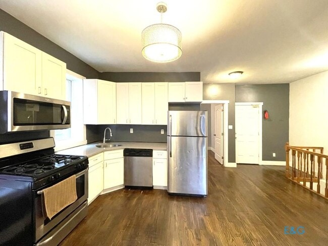 Foto del edificio - Renovated 3 Bedrooms 1.5 Bath  Duplex with...
