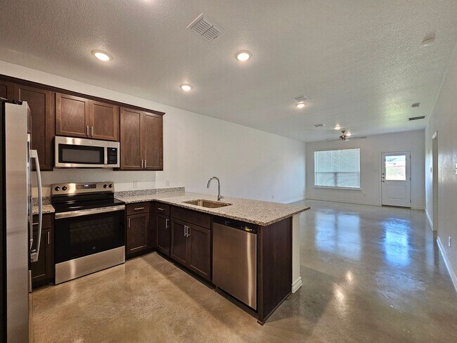 Building Photo - 604 Pacific Crest Trl