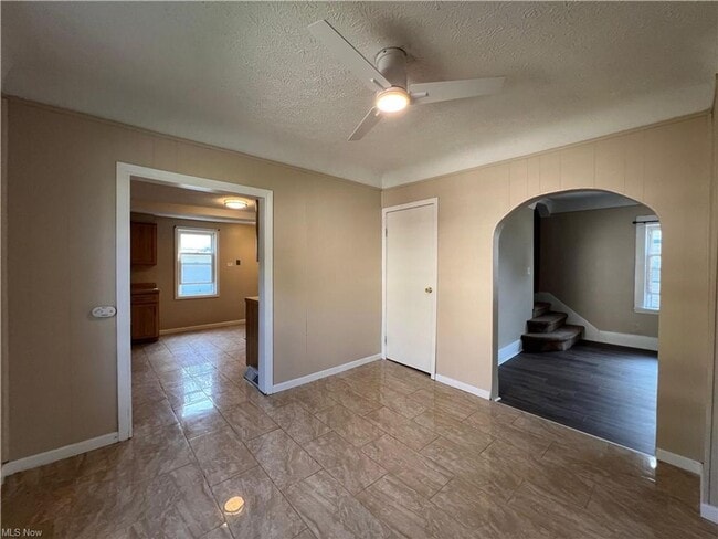 Building Photo - Inviting 3-Bedroom Rental with Natural Light & Charm