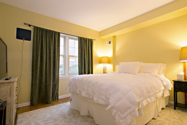 Foto del edificio - 4450 MacArthur Blvd NW