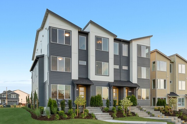 Foto del edificio - BRAND NEW, END UNIT/FORMER MODEL HOME with...