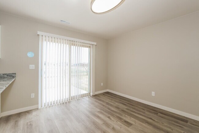 Building Photo - 485 River Way