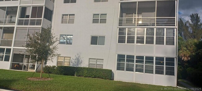 Building Photo - 121 Sunrise Lakes Dr E