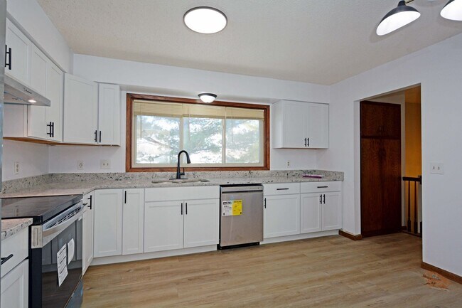 Foto del edificio - Beautifully Updated 3-Bed 2-Bath Home in Eden Prairie!