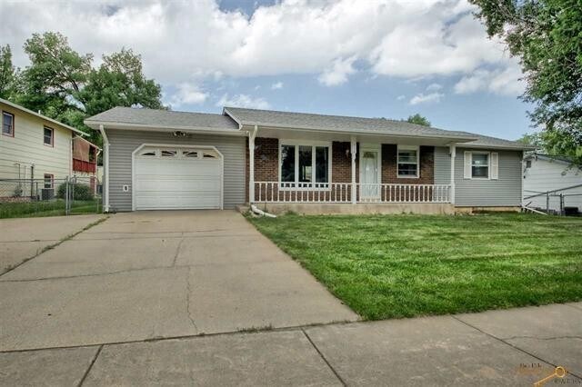 Foto principal - 3 BEDROOM + BONUS ROOOM | 2 BATH | HOUSE |...