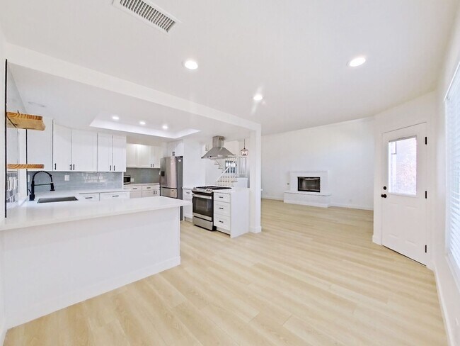 Building Photo - Beautifully remodeled 3 bed / 2.5 bathroom...