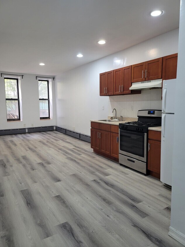 Primary Photo - 241 W 120th St