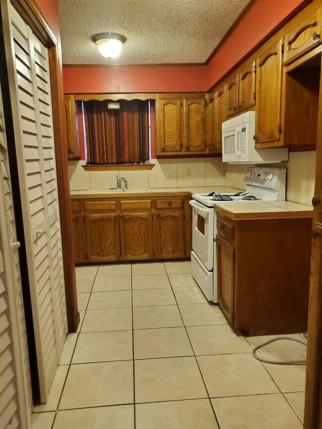 Building Photo - Old Hammond near Airline! 2 BR house