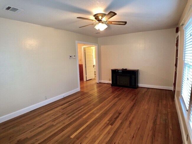 Foto del edificio - 905 E 54th St