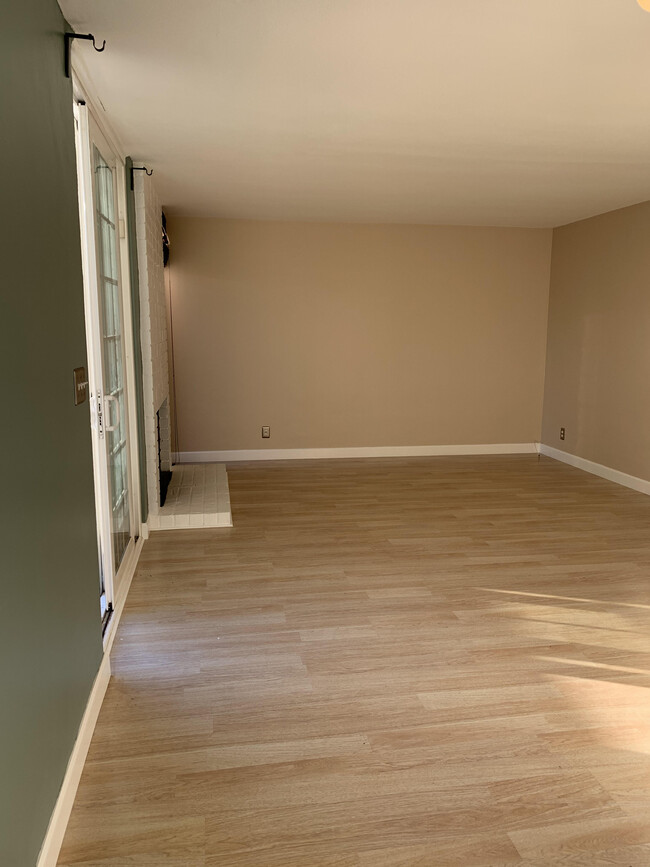 Living Room - 4148 Shorecrest Ln
