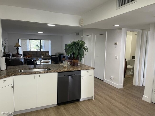 Building Photo - 2 br, 2 bath Condo - 16511 Blatt Blvd Apt 205