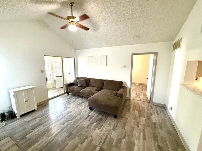 Building Photo - AVAILABLE NOW! 3rd Floor 1 Bedroom / 1 Bat...