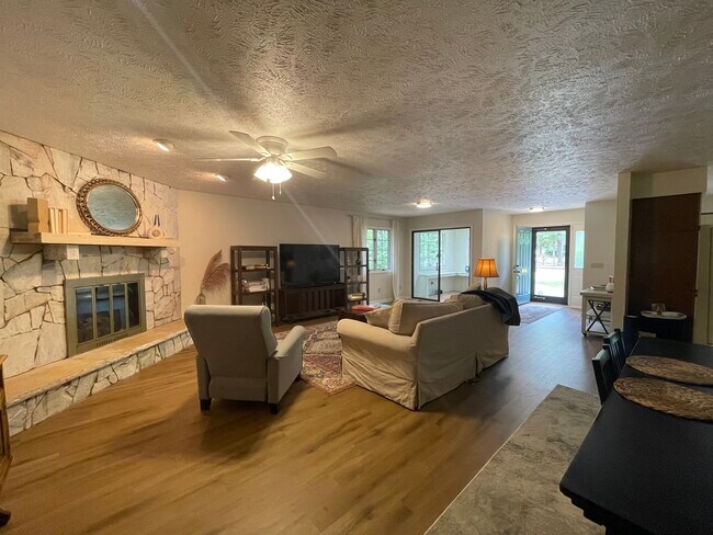 Building Photo - 105 Longleaf Rd