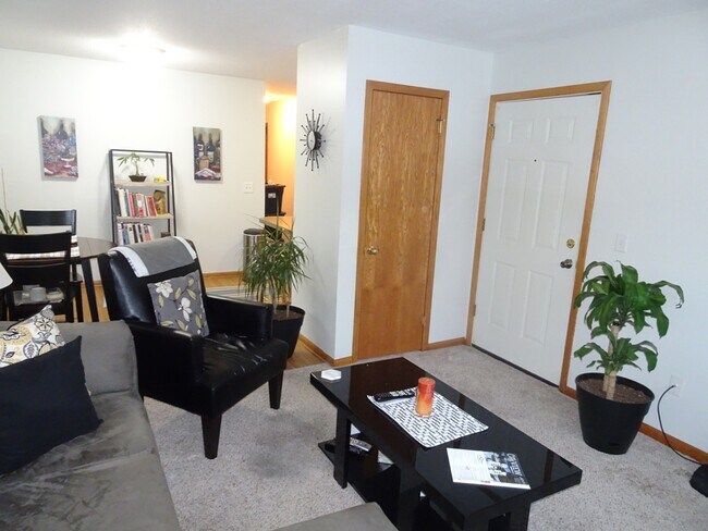 Building Photo - 1233 8th Ln