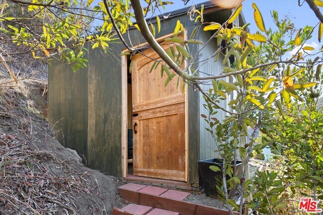 Building Photo - 1595 Arroyo Dr