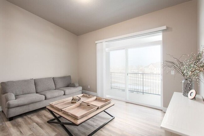 Building Photo - Beautiful Condo in Springville