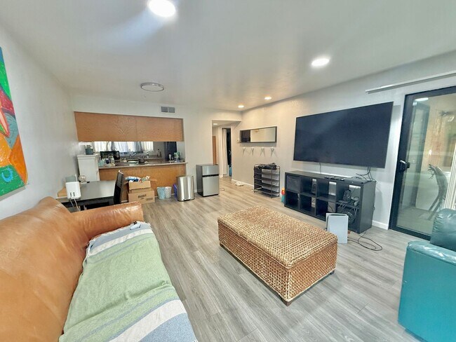 Foto del edificio - One Bedroom One Bath Condo Available in Wa...