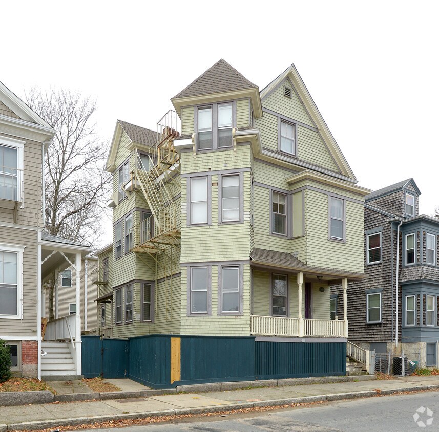 Building Photo - 393 Pleasant St