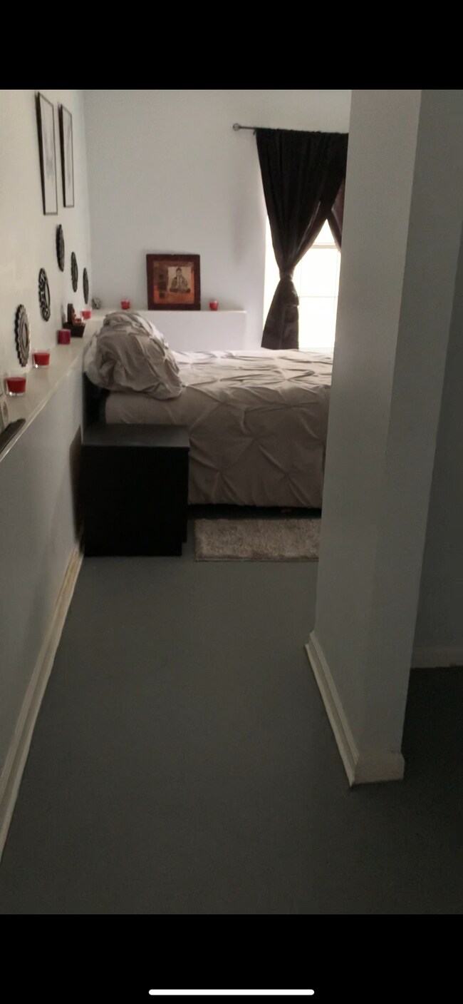 Queen bed and wide closet - 5668 Cedar Croft Ln