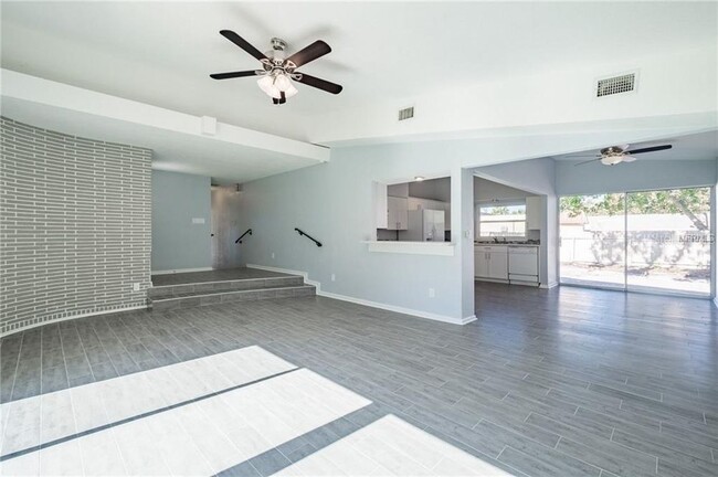 Building Photo - Beautiful Downtown Eustis 2/2 Rental Property
