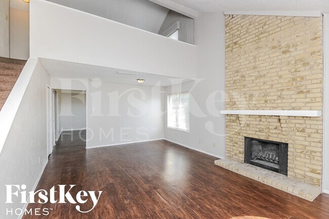 Foto del edificio - 2113 Deerfield Dr