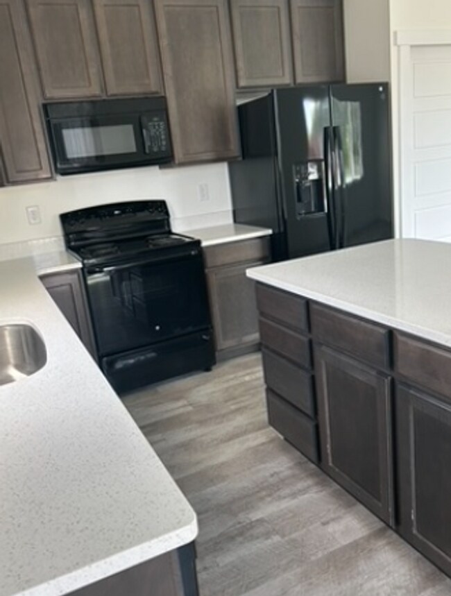 Foto del edificio - For Rent in Pleasant Grove – 6-Bedroom Bea...