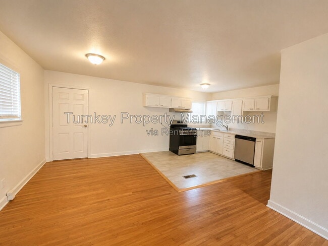 Building Photo - 6404 Tracy Ave