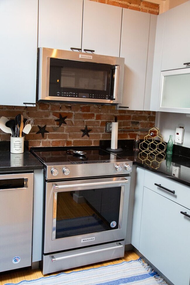 Foto del edificio - Chic 1-Bedroom Condo in North Capitol Hill...