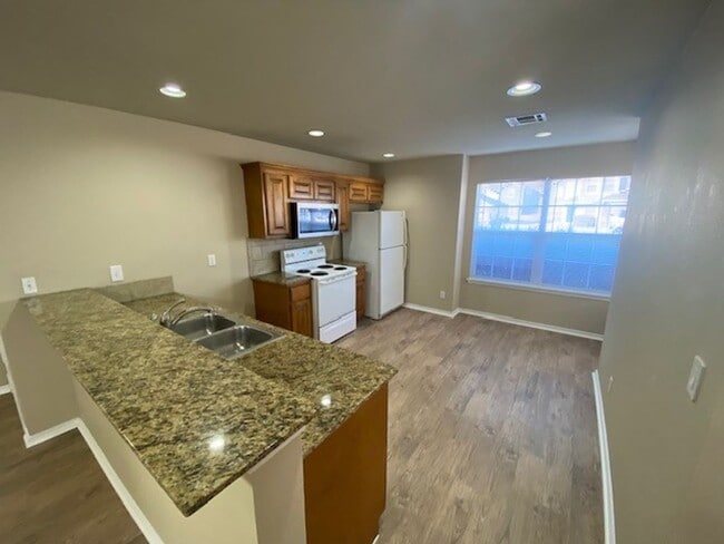 Building Photo - 2 bedrooms - 2 baths + Garage!! Self Showi...