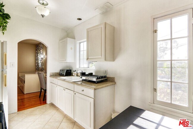 Foto del edificio - 838 N Sycamore Ave
