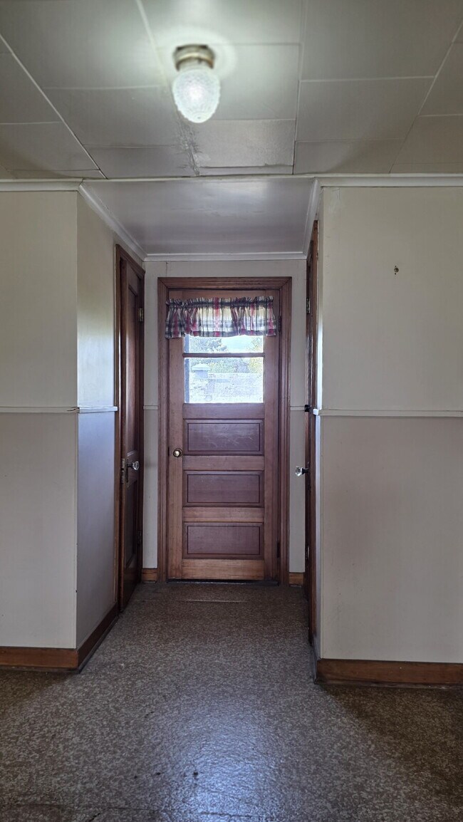 Foto del edificio - Large 2 Bedroom Upper Apartment in Menasha WI
