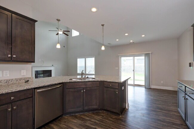 Foto del edificio - 4BR/3.5BA · 2,809 SF · Owner's Suite on Main · Fenced Yard · Midland, GA — $2,800/mo